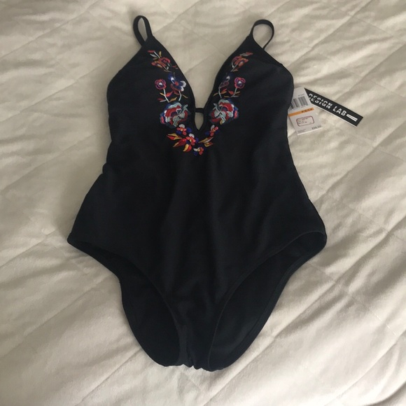 NWT LORD AND TAYLOR SWIMSUIT - Picture 2 of 5